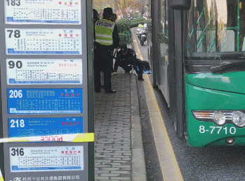 突发!杭州老人等公交时被碾身亡!公交通报:进站时,老人突然从站台上跌下!