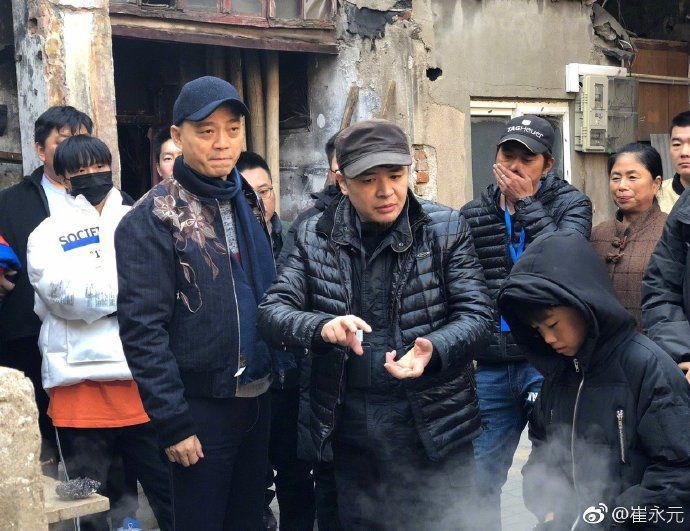 崔永元为新电影做编剧，还亲临现场紧忙活，认真专注被网友点赞