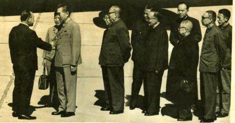 1972年日本首相田中角荣访华 为何抢着帮周恩来脱风衣