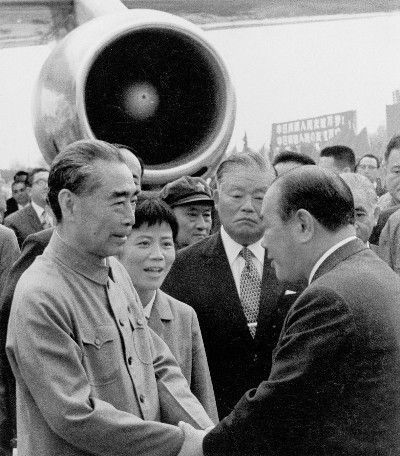1972年日本首相田中角荣访华 为何抢着帮周恩来脱风衣