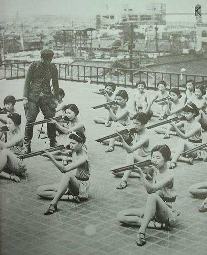 日本战败前多拼命？看图片，日本真被二战拖垮了！