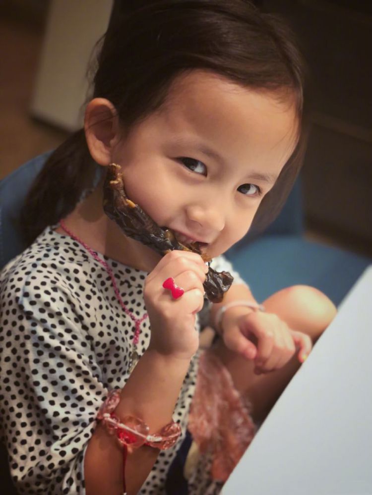 黄磊小女儿爱吃凤爪，却天真地自称在吃“手”，开心得笑眯了双眼