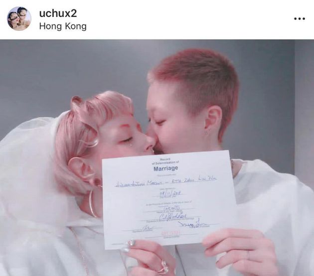 19岁小龙女晒结婚证书 宣布与网红女友结婚