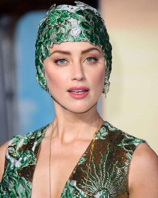 “海后”穿绿色礼服参加活动，头戴“绿帽子”被网友戏称像泳帽