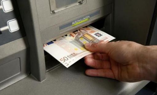 ATM出故障狂吐百元大钞，居民排队取钱，银行：不用还了！