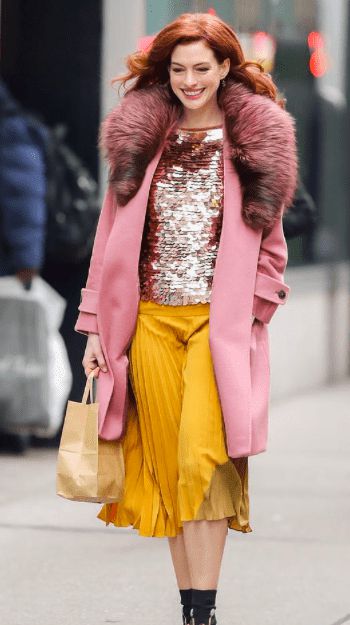 36岁安妮·海瑟薇少女心爆棚，《现代爱情》穿粉红色大衣谈恋爱
