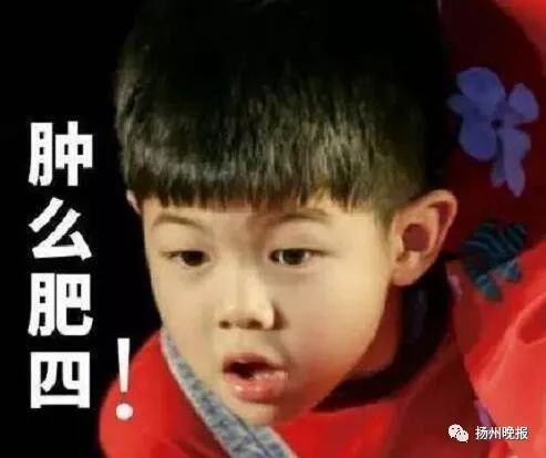 扬州9岁男孩在小区里搬了一上午砖，居民心疼不已赶紧报警，结果让人哭笑不得……