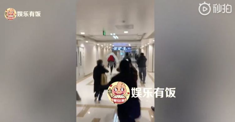 马蓉被神秘友人背着跑出医院，大批记者跟随！