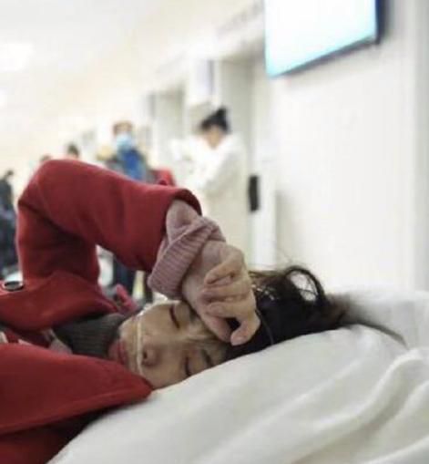 马蓉躺在病床接受采访几小时后慌忙出院，这些细节说明了三个问题