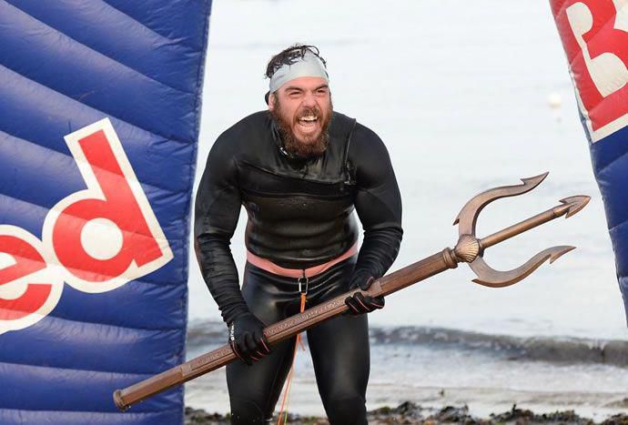 他在水里157天，成功环游大不列颠岛，上岸第一件事：学走路！