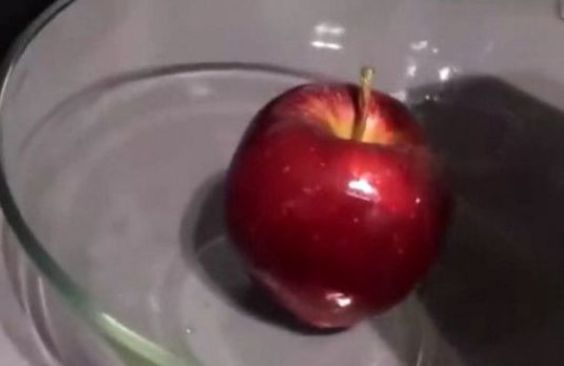 男子为了证明苹果上有蜡，专门做了一个实验，结局让人咂舌