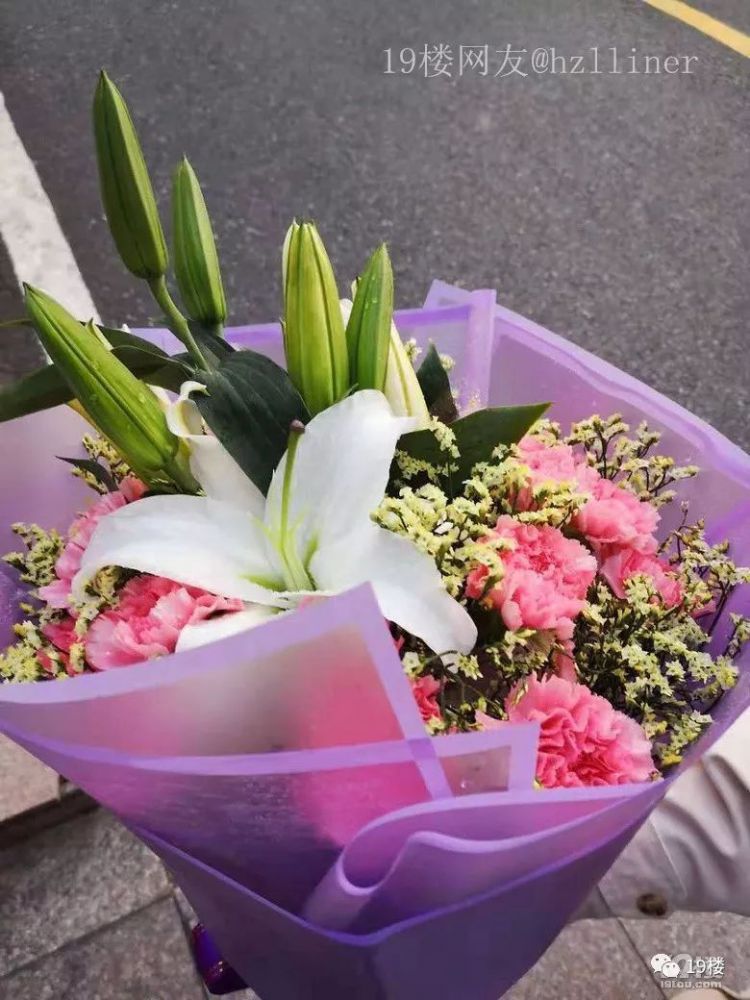 这么一束花要400多？杭州姑娘医院旁边买花只能活该被宰？