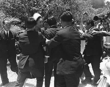 1975年明仁天皇遇刺全过程：琉球学生两次行凶，计划差点就得逞