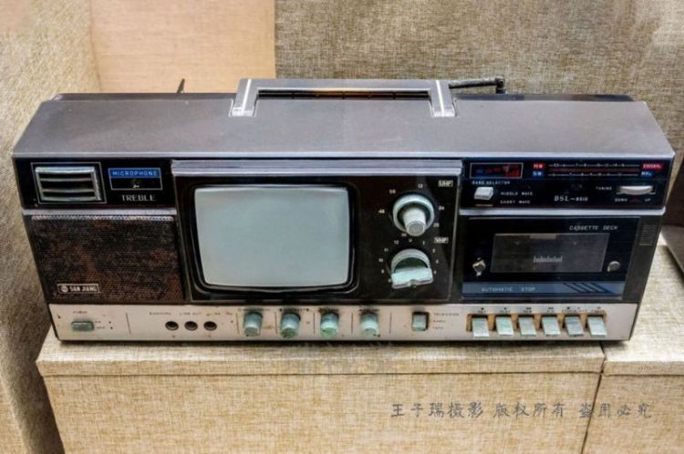 上世纪普通家庭的大件家用电器：收音机，单卡收录机，黑白电视机