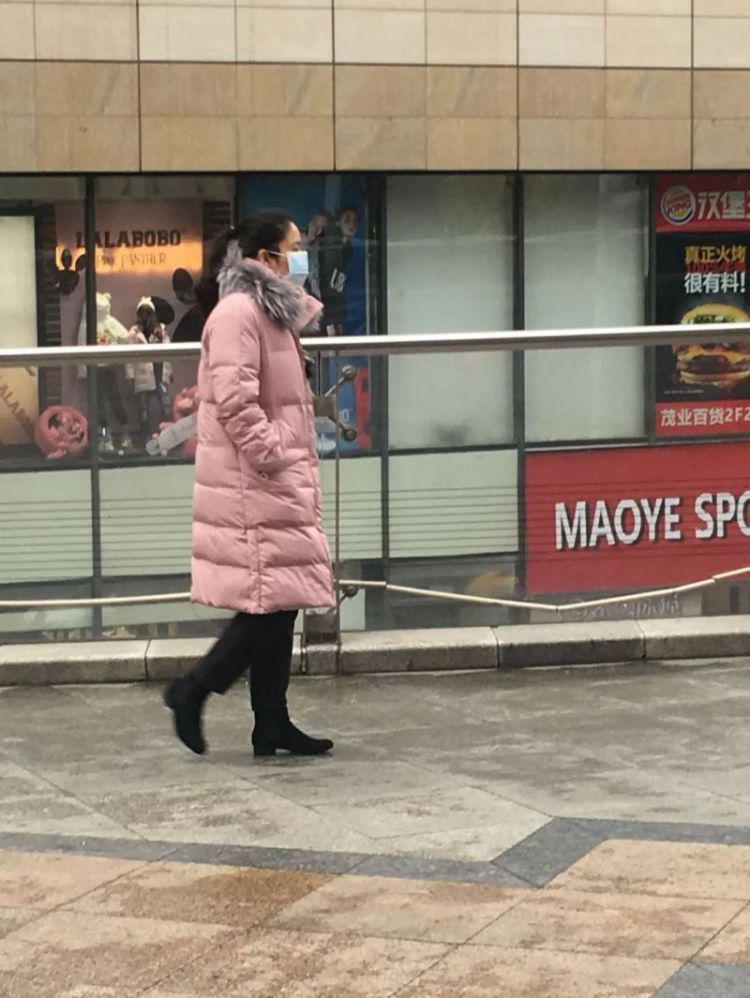 成都真的下雪了！屋头裹着羽绒服还打摆子，今天的成都冷到怀疑人生