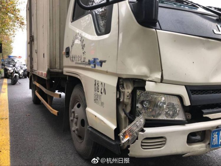 杭州一货车撞翻骑电动车的79岁大伯！目击者：公交车停下让行，货车没停