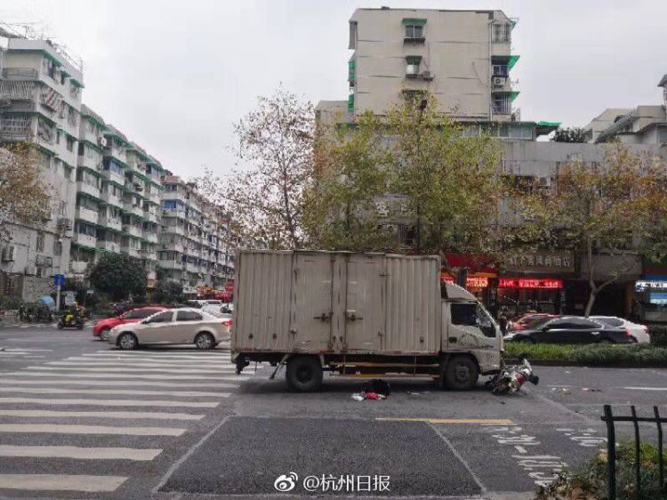 杭州一货车撞翻骑电动车的79岁大伯！目击者：公交车停下让行，货车没停