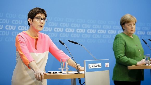 克兰普-卡伦鲍尔：默克尔女接班人，未来的德国总理？