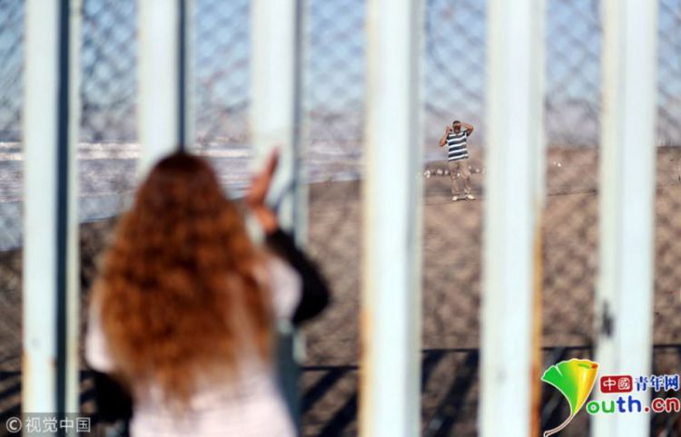 墨西哥女子赴美签证再三被拒 与家人分居5年隔墙相见