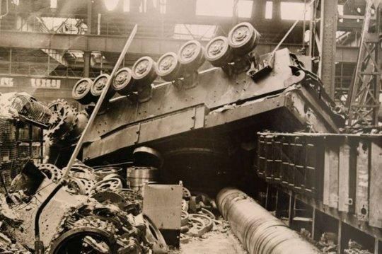 遭到盟军轰炸后的德军兵工厂，你认出这台装备了吗？