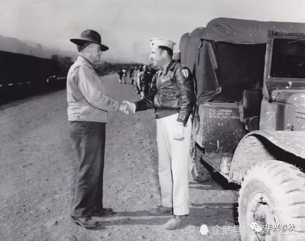 东方战场影像：盟军进入中国的首批车队，士兵用汽油做饭