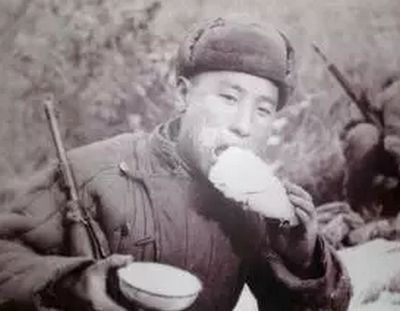 朝鲜战争时志愿军拿什么充饥？一把炒面一把雪