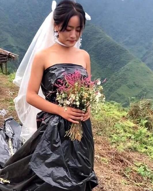 农村女子穿自制的婚纱偶拍照，当镜头往下移的时候，网友大开眼界