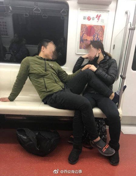 西安男子脱鞋与女友地铁秀恩爱？当事男回应：脚伤了，女子是朋友
