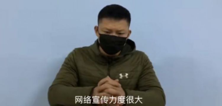 西安男子脱鞋与女友地铁秀恩爱？当事男回应：脚伤了，女子是朋友