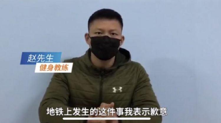 西安男子脱鞋与女友地铁秀恩爱？当事男回应：脚伤了，女子是朋友