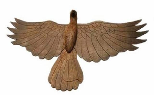 这个人发明了一只木鸟，可在空中飞舞三天而不落，现今已经失传了