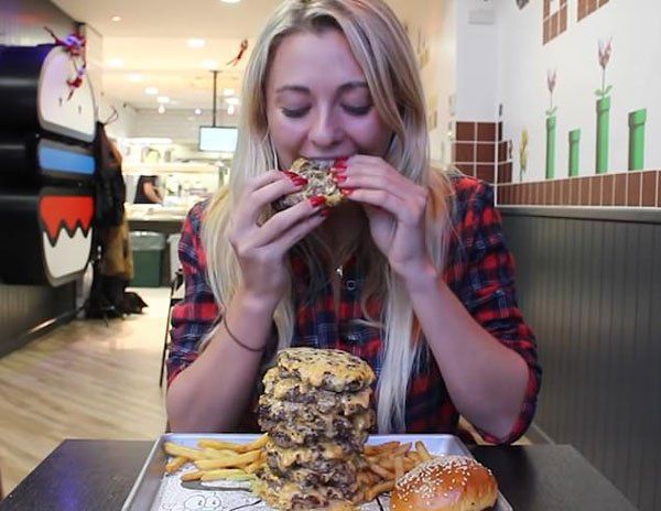  英女子体型娇小食量惊人 20分钟吞掉九层汉堡