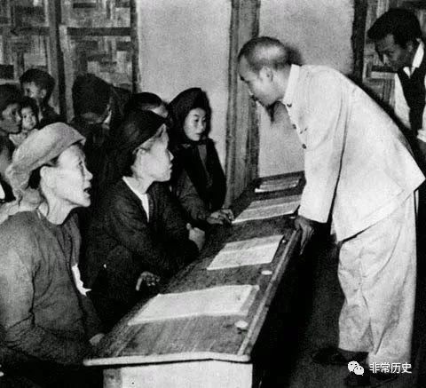 越南建国初期的扫盲运动：胡志明为什么要废止汉字？