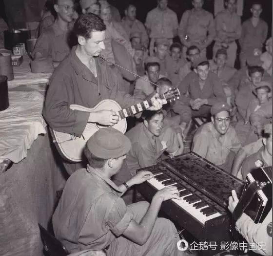 二战期间不打仗的时候士兵们怎么娱乐？打牌弹琴和老乡唠嗑