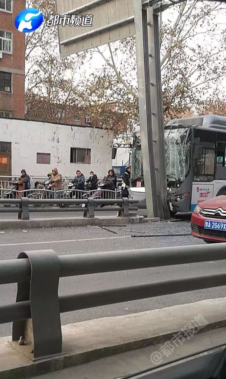 突发！公交车撞上龙门架，多名乘客受伤......事发郑州！
