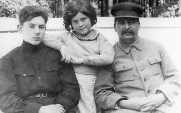 二战中斯大林做了一个决定，女儿称其毫无人性