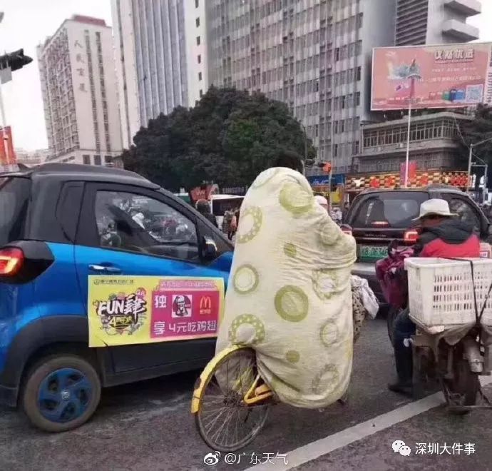 妈妈在旁玩手机，深圳3岁女童被卷入车底，十余路人抬车救人！