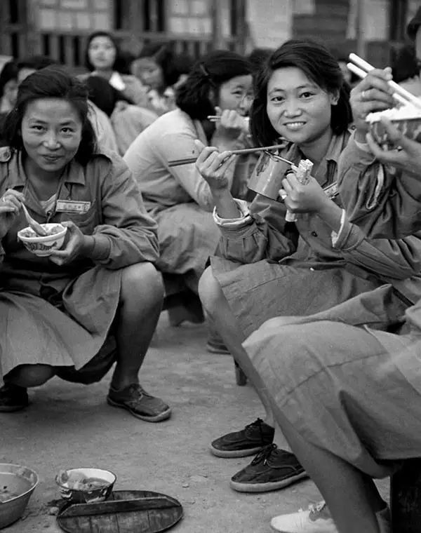 1950年的台湾老照片：赤脚的挑夫，贩卖香烟的少妇...