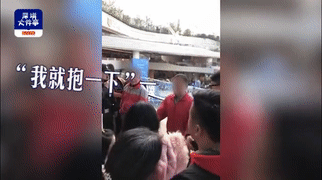 深圳女童随家长逛商场突被陌生男强行抱走！众人合力拦住报警