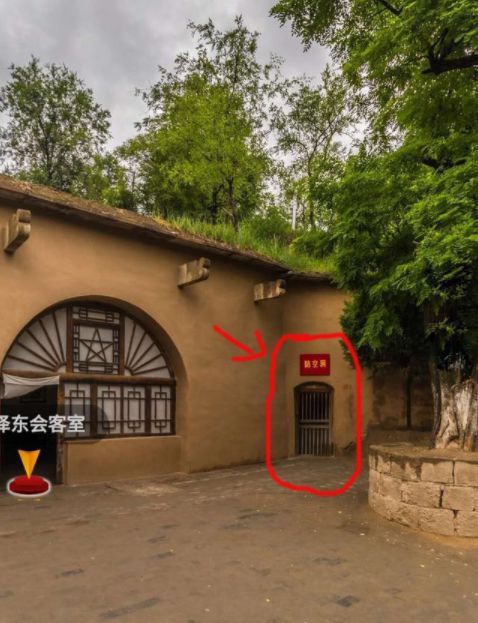 毛泽东主席办公室，为保护主席绝对安全，房子专门增设了这种通道