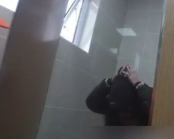 丢人！芜湖一年轻男子藏在女厕，竟然在干这种事...