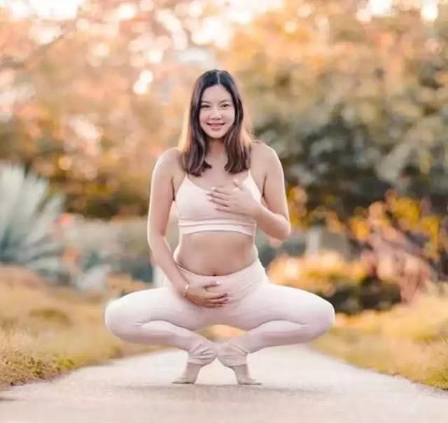 黎明前妻穿超美瑜伽服拍孕期写真，身材壮硕的她腰部赘肉明显