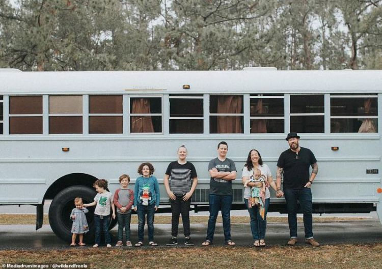 生活在路上 美国夫妇改造校车带七个孩子去旅行