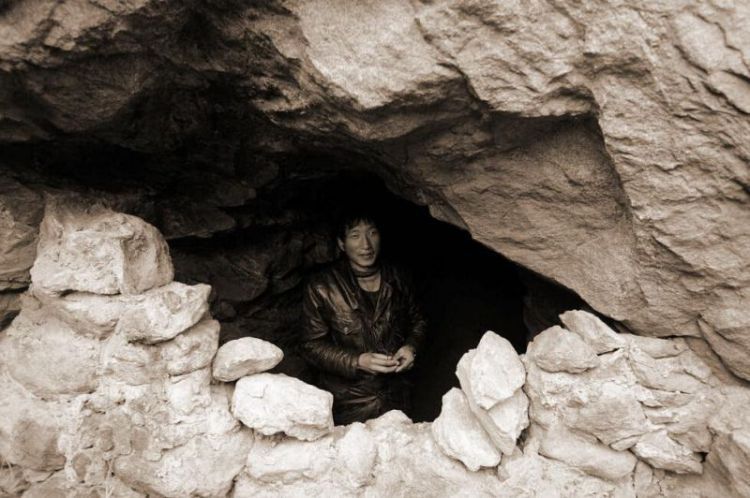 被日军抓往日本的中国人，独自一人山洞里躲藏13年，他怎么过的？