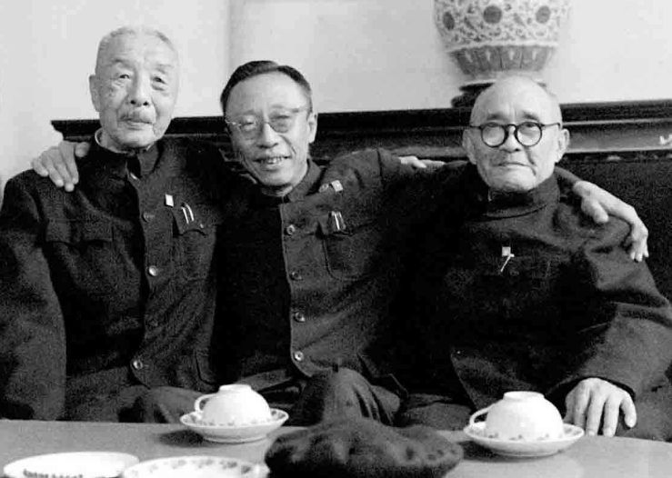 毛泽东1962年宴请溥仪 称其是“大家的上司”，特意拉他站上位重拍合影
