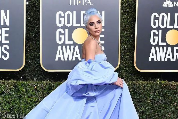 连Lady Gaga都没穿“奇装异服”！今年金球奖红毯美得过分规矩了