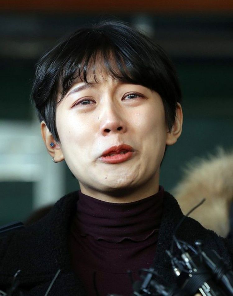 裴秀智力挺的韩国不雅照事件宣判，女方面对镜头受访痛哭