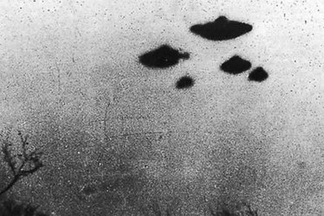 蓝皮书计划：1万多起UFO报告700多起无解，真实事件再现屏幕