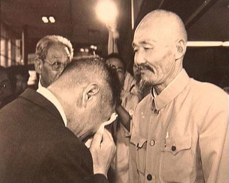 首次向日本索赔的中国老兵，首相都给他低头了，他还说目的没达到