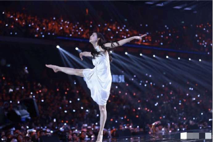 林志玲赤脚敬业热舞，却遭质疑：第一名模也要为网络歌手伴舞？
